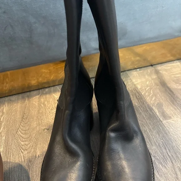 Black Leather Boots with Gold Medusa Detail - Picture 2 of 6